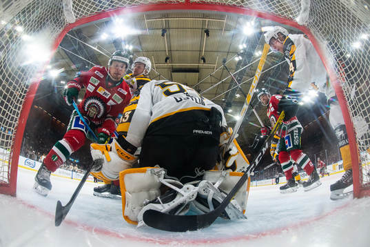 Frölundas Nicklas Lasu oroar framför Skellefteås