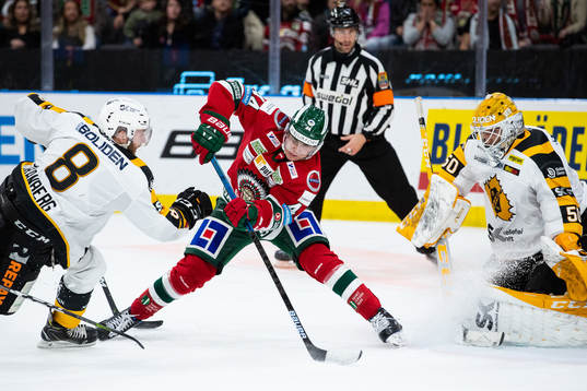 Frölundas Jacob Peterson med en chans framför