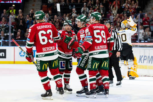 Frölundas Jacob Peterson jublar med lagkamrater