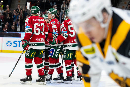 Frölundas Jacob Peterson jublar med lagkamrater