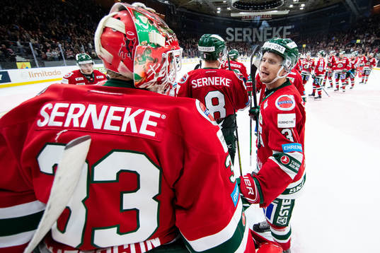 Frölundas målvakt Johan Mattsson och Nicklas Lasu jublar
