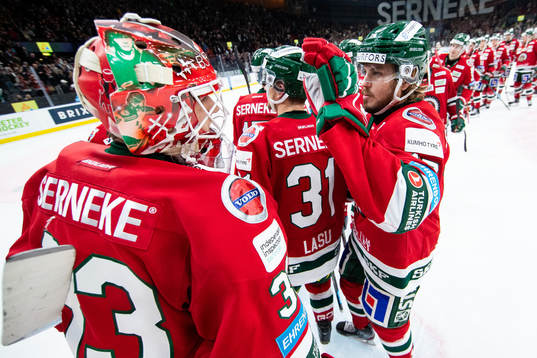 Frölundas målvakt Johan Mattsson och Sebastian Stålberg