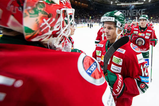 Frölundas målvakt Johan Mattsson och Max Friberg  jublar