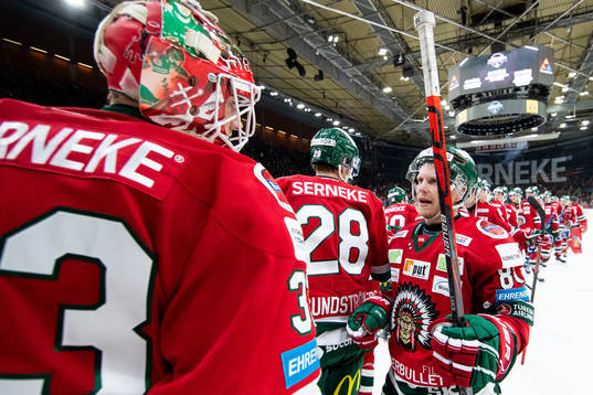 Frölundas målvakt Johan Mattsson och Ryan Lasch  jublar
