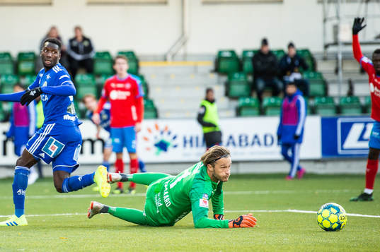 Sundsvalls Peter Wilson och Helsingborgs målvakt Anders
