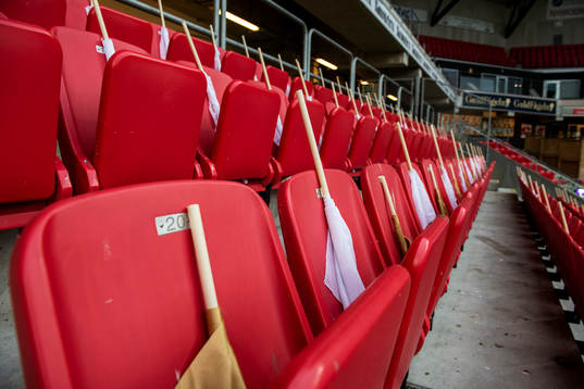 Flaggor på stolarna på Guldfågeln Arena