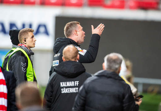 Kalmars tränare Magnus Pehrsson konfronterar fansen