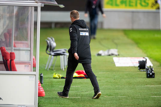 Kalmars tränare Magnus Pehrsson lämnar planen