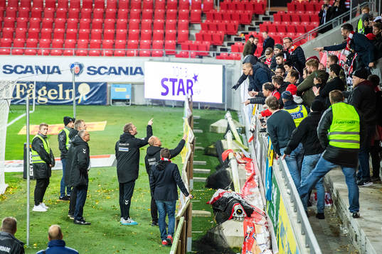 Kalmars tränare Magnus Pehrsson,  Kalmars assisterende