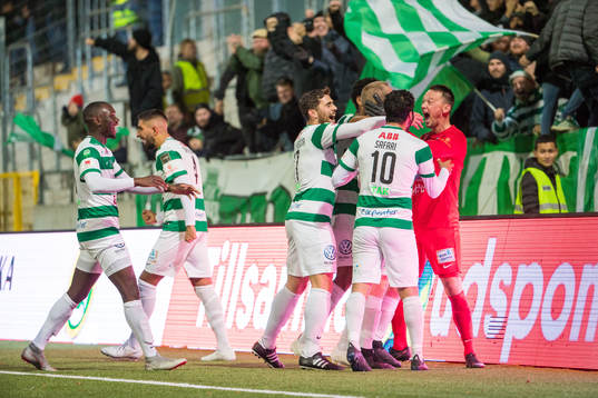 Västerås Douglas Karlberg jublar med lagkamrater efter 4-0