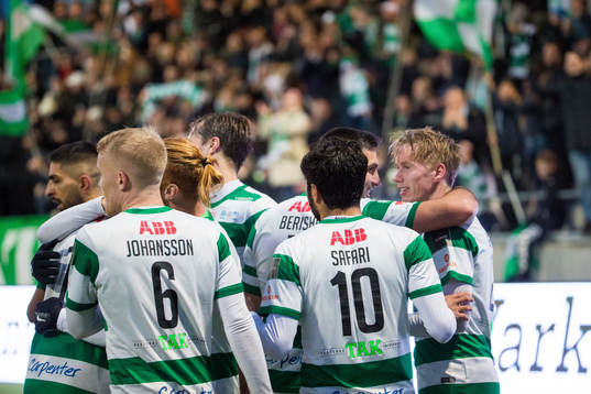 Västerås Emil Skogh jublar med lagkamrater efter 3-0