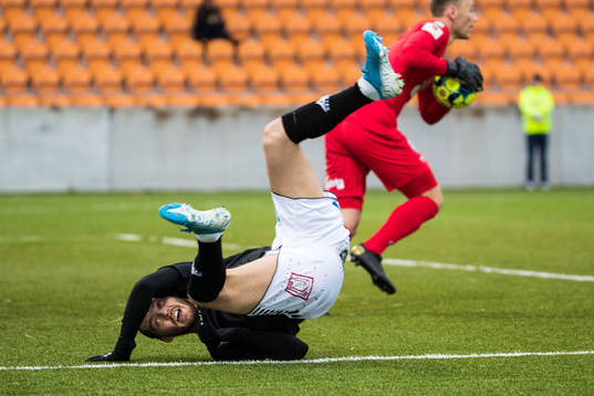 GAIS Karl Bohm och Västerås målvakt Anton Fagerström