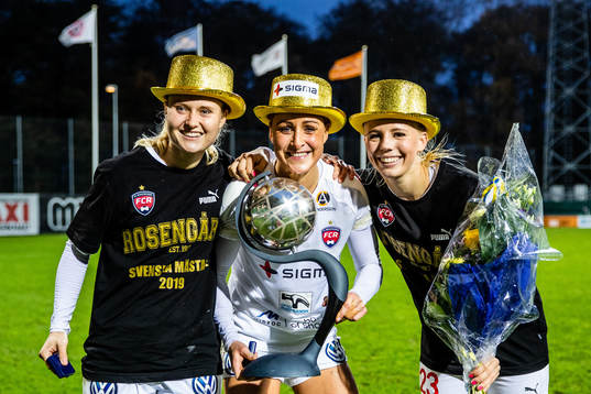 Rosengårds Mie Leth Jans, Sanne Troelsgaard  och Sofie Svava jublar med pokal och medaljer