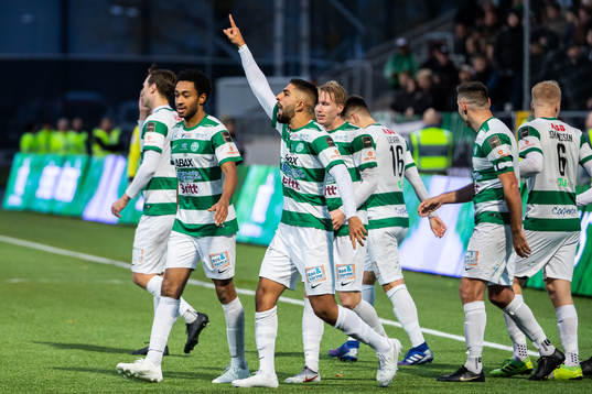 Västerås Sean Sabetkar jublar med lagkamrater