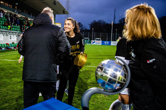 Rosengårds målvakt Zecira Musovic tar emot medalj från Karl-Erik Nilsson, Styrelseordförande Svenska fotbollsförbundet,