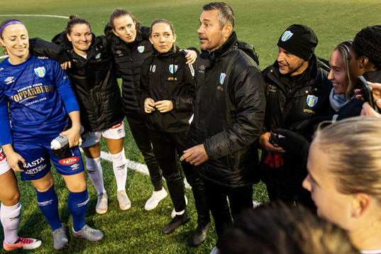 Göteborgs tränare Marcus Lantz pratar med spelarna