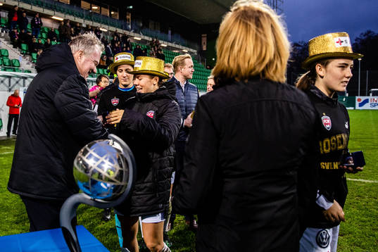 Rosengårds Jessica Samuelsson tar emot medalj från Karl-Erik Nilsson, Styrelseordförande Svenska fotbollsförbundet,