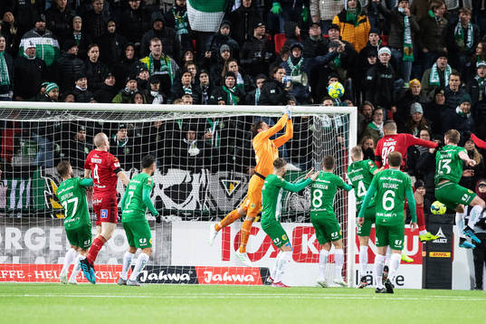 Hammarbys Davor Blazevic räddar en nick från Östersunds