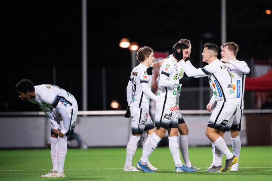 Varbergs Daniel Krezic jublar med sina lagkamrater efter 0-1