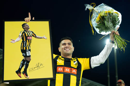 Häckens Paulinho tackas av