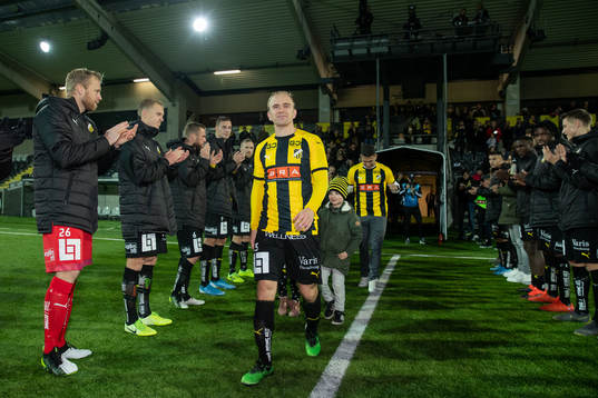 Häckens Kari Arkivuo  och Paulinho tackas