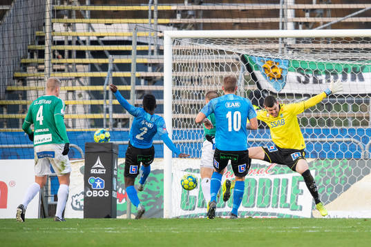 Halmstads Thomas Boakye gör 1-2 bakom Brages målvakt Peter Rosendal