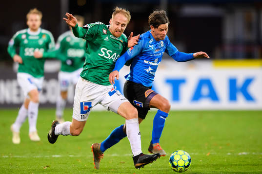 Brages Anton Lundin i kamp med Halmstads Alexander Berntsson