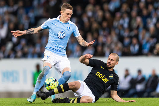 s Panajotis Dimitriadis i kamp om bollen under fotbollsmatchen i Allsvenskan mellan Malmö FF och AIK den 28 oktober 2019 i Malmö. 