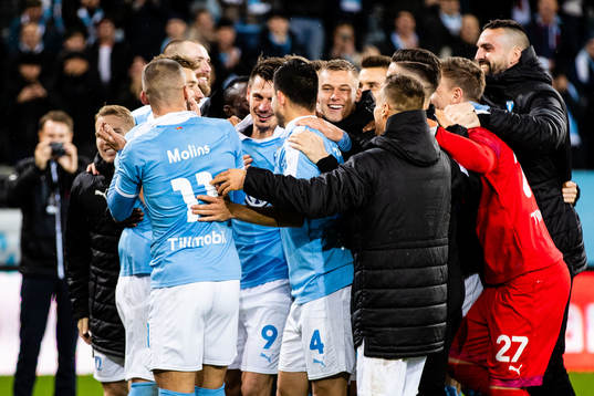 Malmö FFs spelare jublar tillsammans med Markus Rosenberg