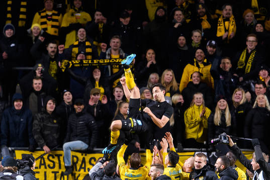 Elfsborgs Stefan Ishizaki hissas framför supportrarna