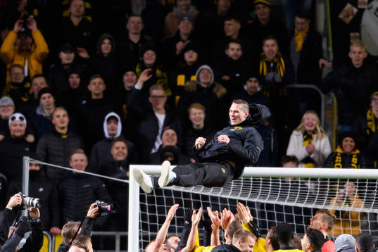 Elfsborgs Jon Jönsson hissas framför supportrarna