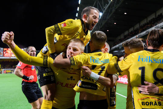 Elfsborgs Per Frick, Robert Gojani jublar med lagkamraterna