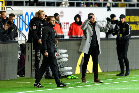 Elfsborgs manager Jimmy Thelin jublar
