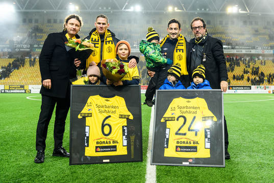 Elfsborgs Jon Jönsson och Stefan Ishizaki hyllas efter matchen och flankeras