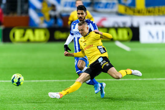 Elfsborgs Stian Rode Gregersen bryter bollen av IFK