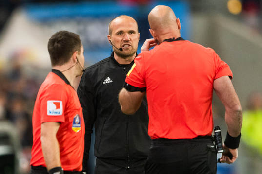 Domare Stefan Johannesson överlägger med fjärdedomaren