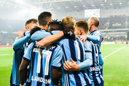 Djurgårdens Mohamed Buya Turay jublar med lagkamrater efter att han gjort 2-0