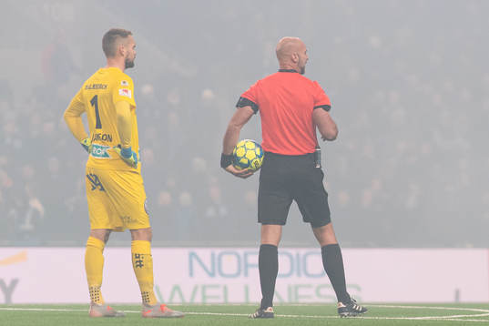 Domare Stefan Johannesson pratar med Örebros målvakt