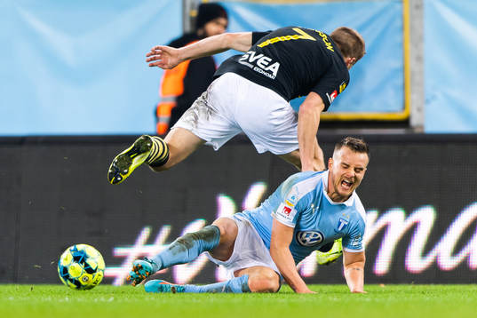 s Sebastian Larsson i kamp om bollen
