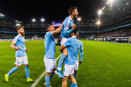 Malmö FFs Arnór Traustason jublar med lagkamrater efter att han gjort 2-0