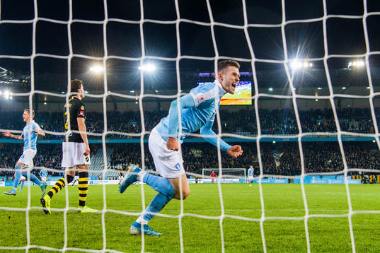 Malmö FFs Arnór Traustason jublar efter han gjort 2-0