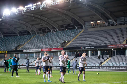 Örgrytes Ailton Almeida, David Engström och Gustav Ludwigson tackar publiken