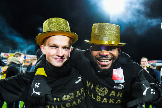 Mjällbys Hampus Holgersson och Michael Junior Omoh jublar