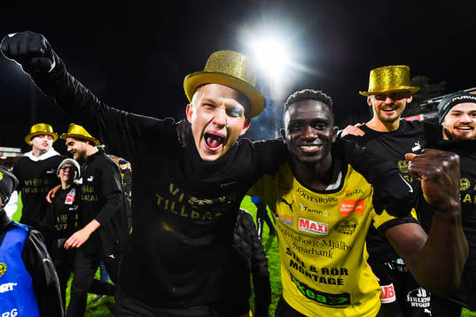 Mjällbys Hampus Holgersson och Bubacarr Jobe jublar