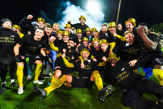 Mjällbys spelare jublar