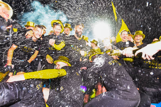 Mjällbys spelare jublar