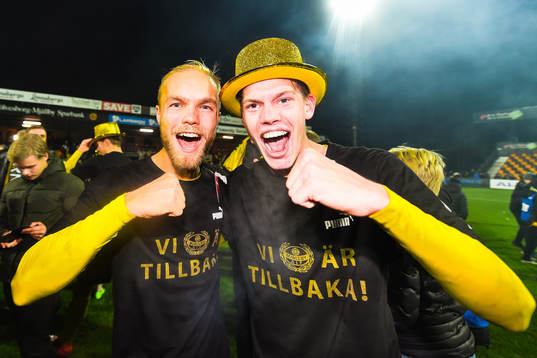 Mjällbys Viktor Gustafson och Taylor Silverholt  jublar
