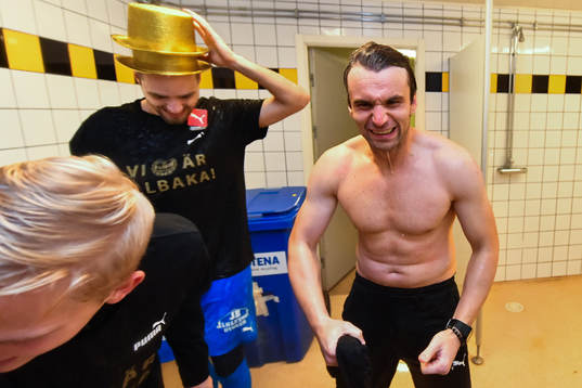 Mjällbys tränare Milos Milojevic jublar i duschen
