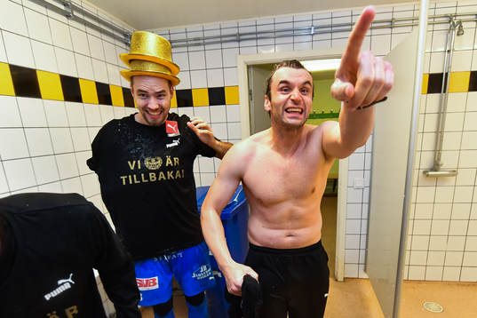 Mjällbys tränare Milos Milojevic jublar i duschen