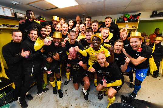 Mjällbys spelare jublar i omklädningsrummet